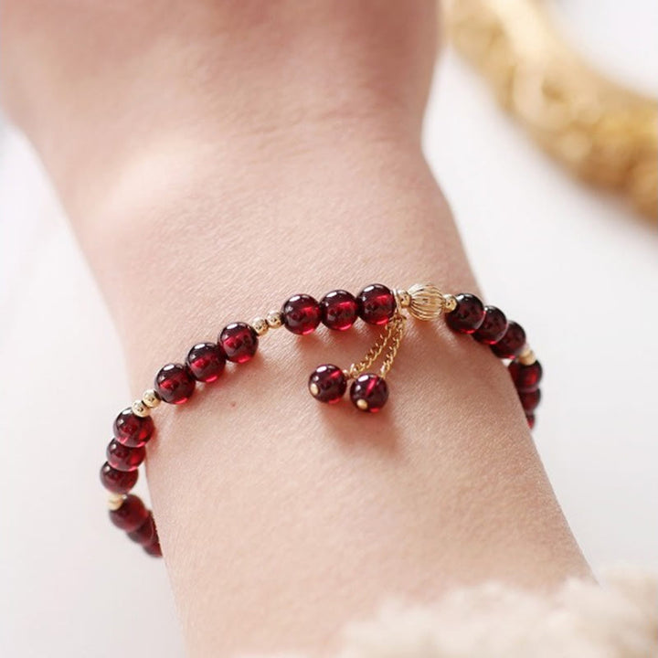 Armband Granat – Ruhe mit roten Steinen am Handgelenk getragen Nahaufnahme
