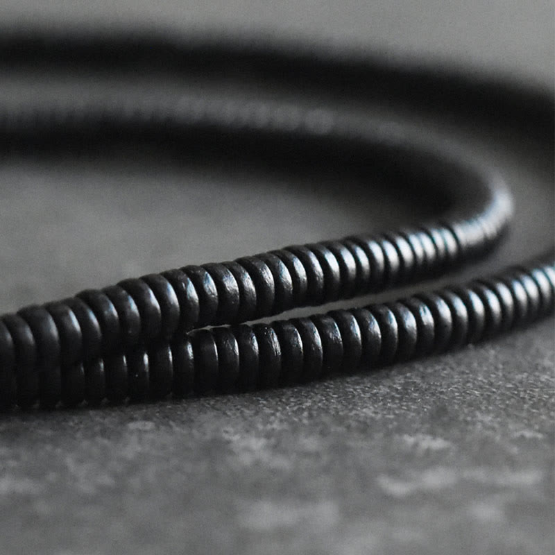 Schwarzes geflochtenes Armband Kupfer Ebenholz Balance Nahaufnahme Detail