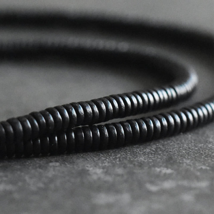Schwarzes geflochtenes Armband Kupfer Ebenholz Balance Nahaufnahme Detail