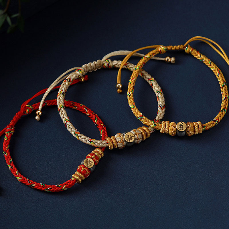 Drei bunte Armbänder mit goldenen Chinesischen Tierkreis Glück Anhängern.