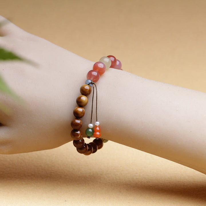 Armband Achat Jade Schutz Wohlstand braune Perlen Handgelenk getragen