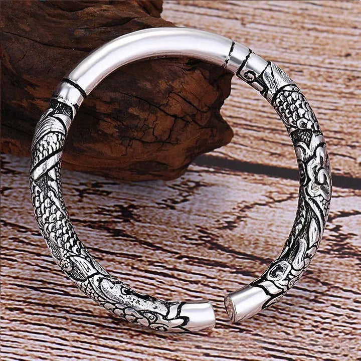 Armband Drachen Schutz Glück Energie silber verziert Holz Hintergrund