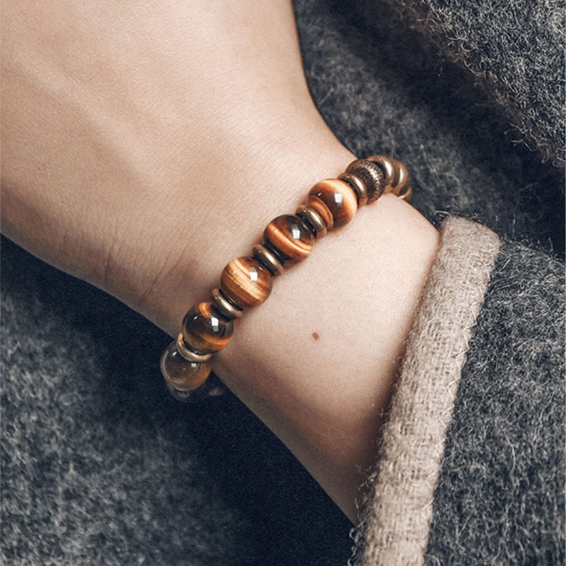 Armband Tigerauge Kupfer mit glänzenden braunen Perlen am Handgelenk