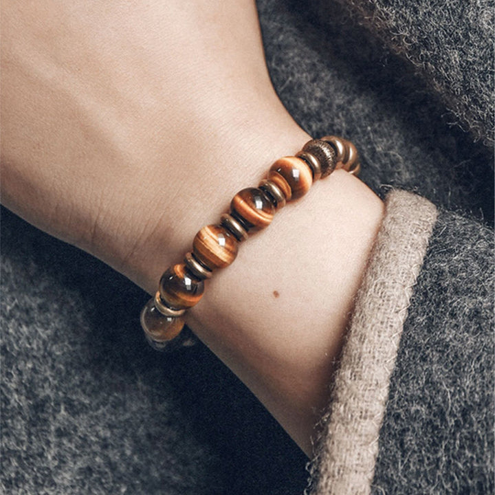 Armband Tigerauge Kupfer mit glänzenden braunen Perlen am Handgelenk
