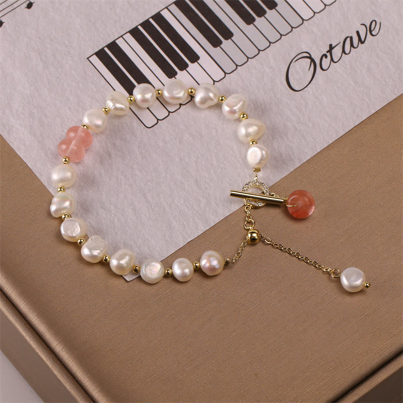 Armband Erdbeerquarz Perle weiße Perlen goldene Spacer Toggle Verschluss