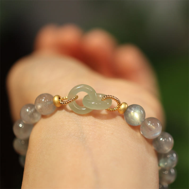 Mondstein Jade Mond Armband am Handgelenk mit goldenem Verschluss getragen