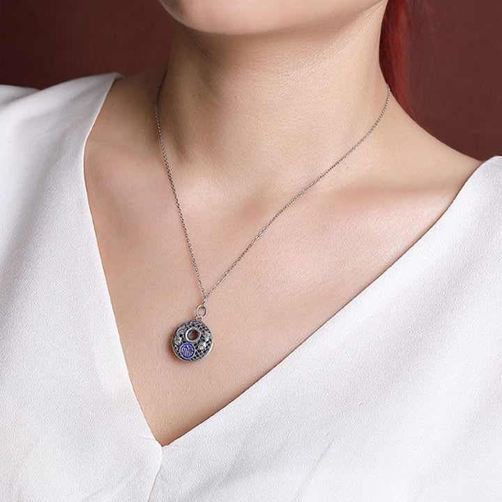 Frau trägt Anhänger Lotus Kette Wohlstand Schmuck