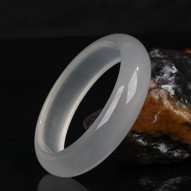 Jade Armband weiß transluzent glänzend Naturstein elegant getragen