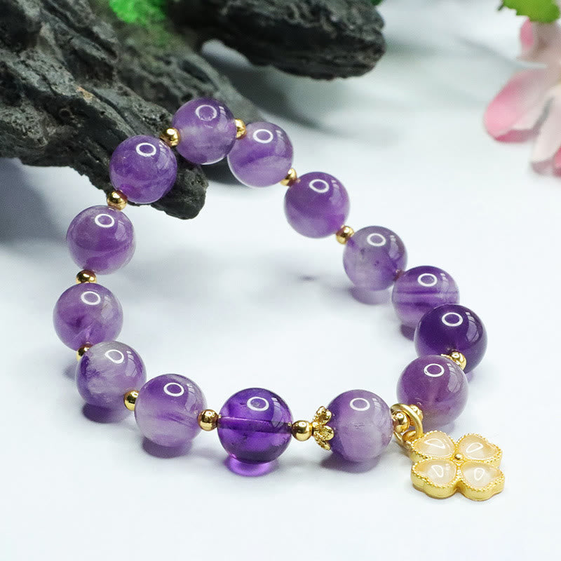 Amethyst Kristall Armband mit Kleeblatt Charm goldene Perlen elegant.