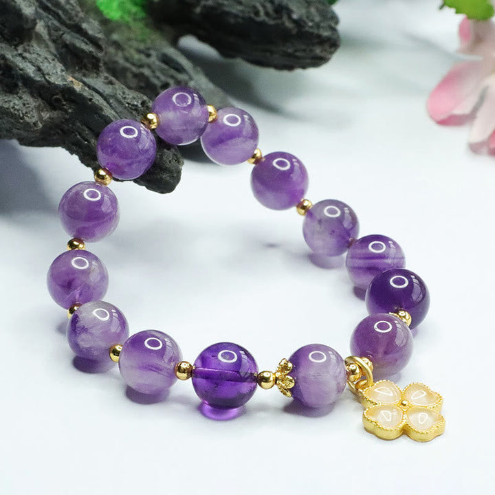 Amethyst Kristall Armband mit Kleeblatt Charm goldene Perlen elegant.