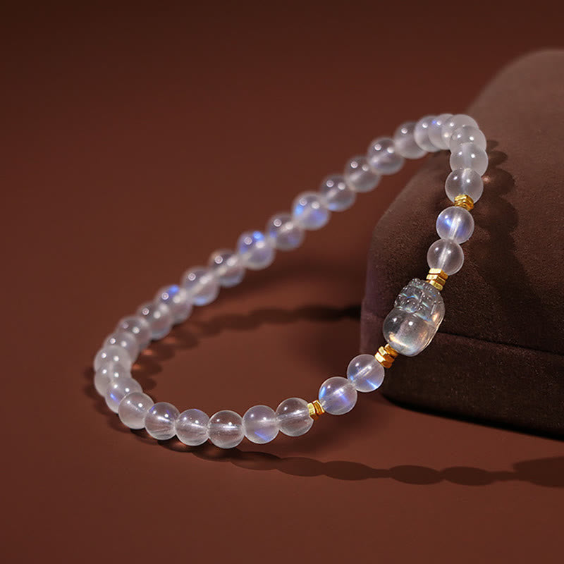 Mondstein Armband mit Pixiu Anhänger am Handgelenk eleganz getragen