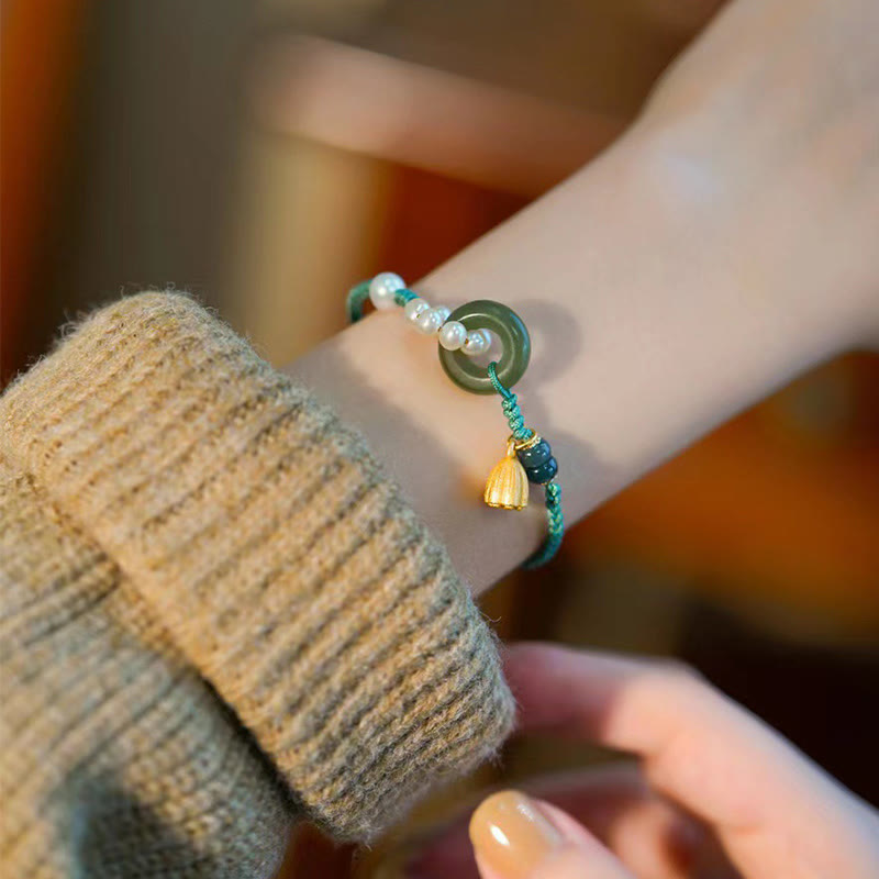 Armband Perle Jade grüner Stein elastisch Handgelenk getragen elegant