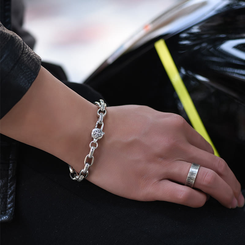 Silbernes Armband Kupfer Om Mani Padme Hum am Handgelenk getragen Nahaufnahme