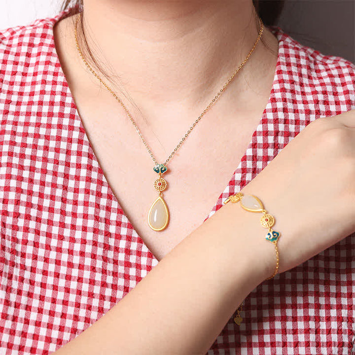 Armband 925 Silber Weiße Jade elegant am Handgelenk getragen zusammen mit Halskette