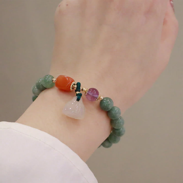 Armband Cyan Jade Amethyst Lotus Heilung Frieden am Handgelenk getragen
