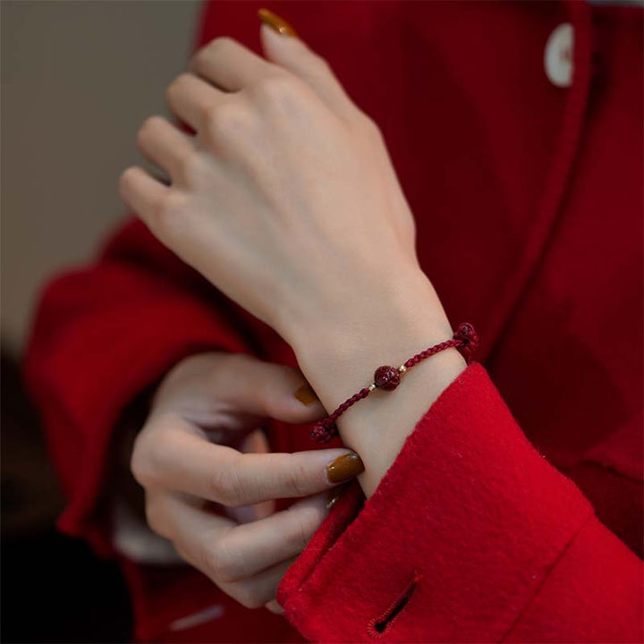 Armband Zinnober Jade Lotus Ruhe rotes elastisches Armband getragen Hand