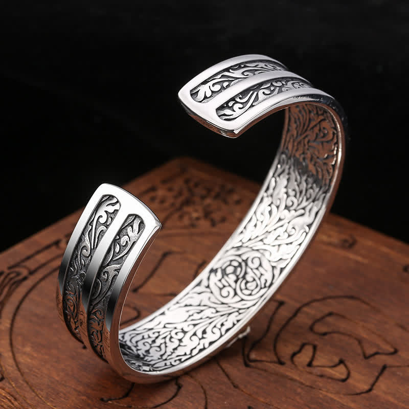 Silbernes Armband 925 Silber mit Gravur auf Holz präsentiert.