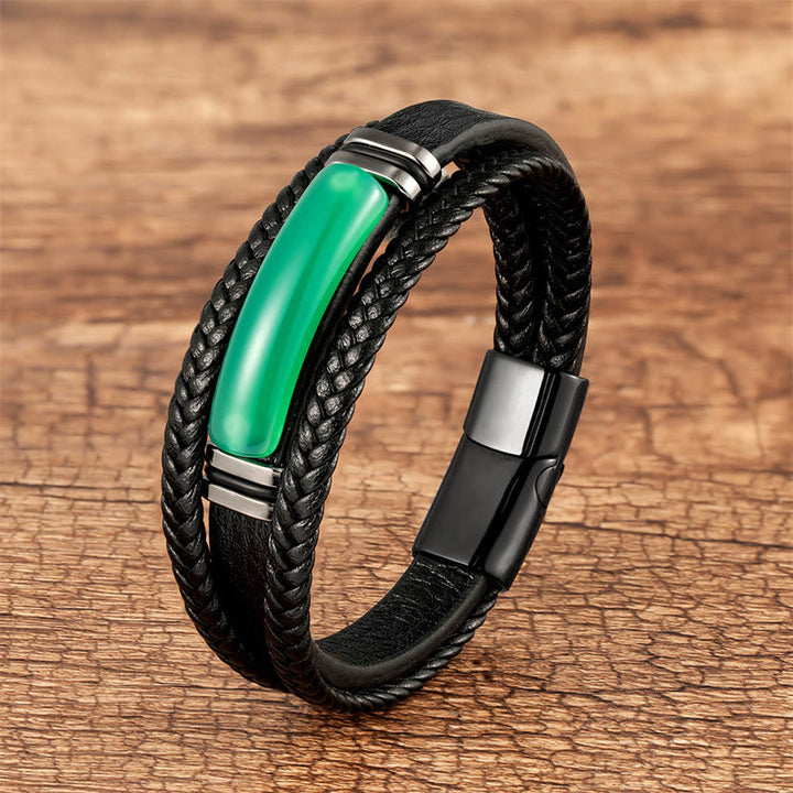 Armband Grün Agate Kraft layered schwarzes Leder Holzhintergrund Nahaufnahme