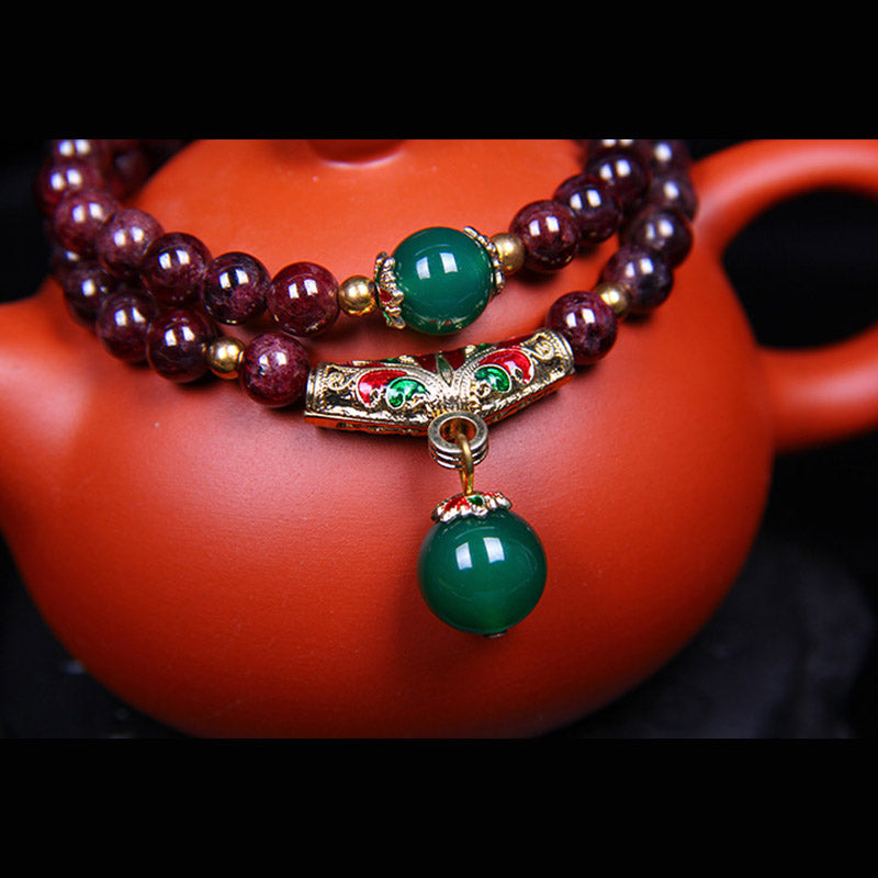 Armband Granat – Segen mit grünem Jade Anhänger elegant.