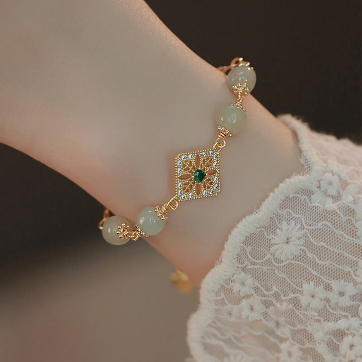 Armband Jade Hetian mit grünem Stein elegant am Handgelenk getragen