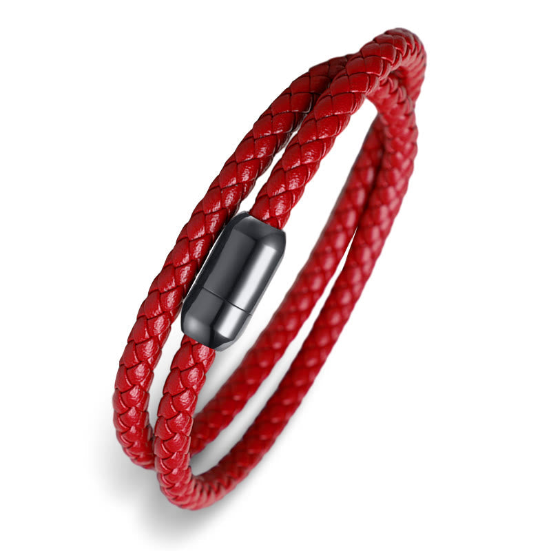 Rotes Lederarmband magnetisch Schutz mit silbernem Verschluss Close-up