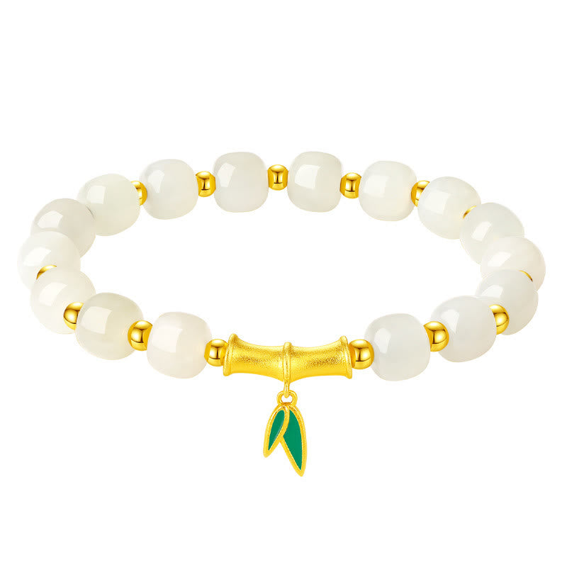 Weißes Jade Armband mit goldenem Bambus-Anhänger elegant präsentiert.