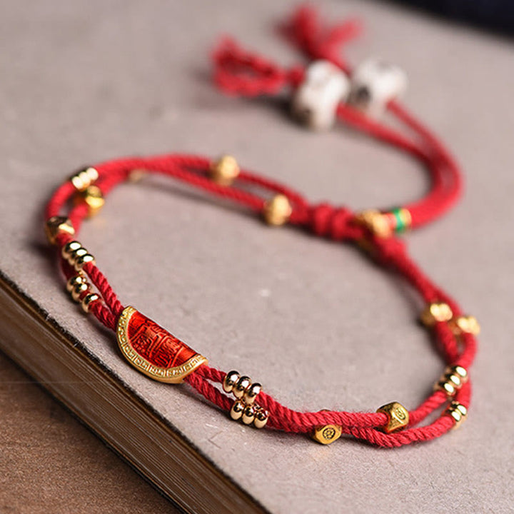 Armband Zinnober – Glück rotes Seidenband goldene Perlen Charm