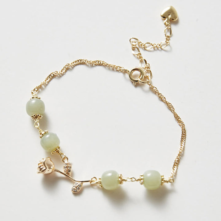 Jade Armband mit goldenen Kettengliedern und Perlenanhängern eleganz