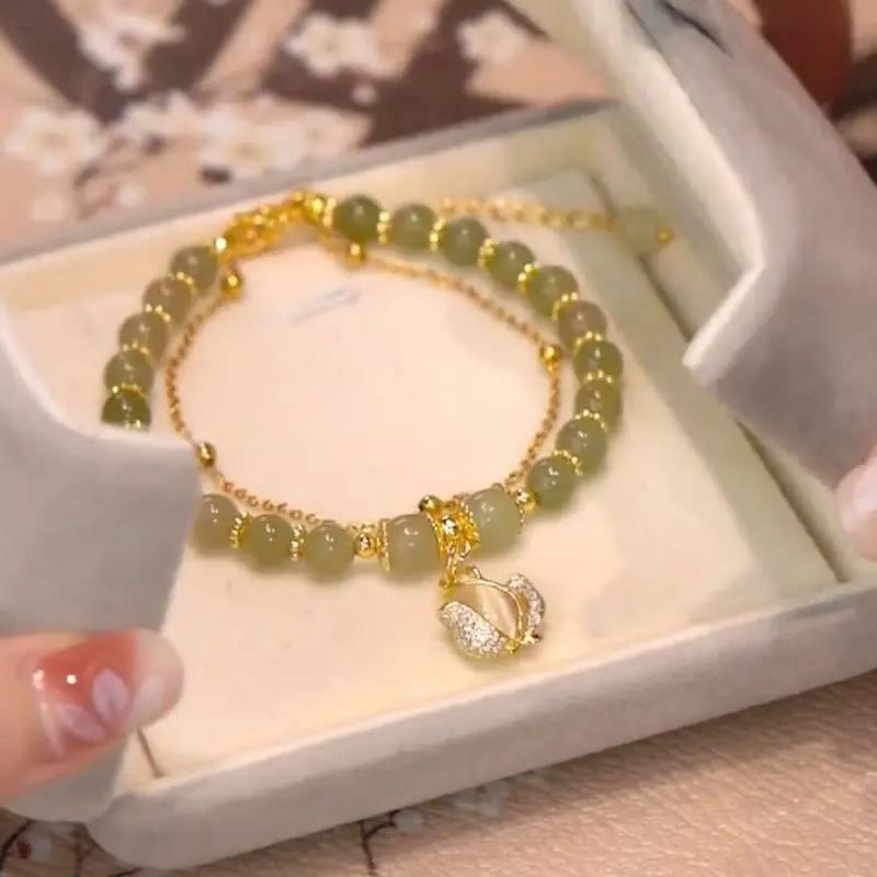 Jade Armband mit Fu-Zeichen Anhänger goldene Perlen Glück