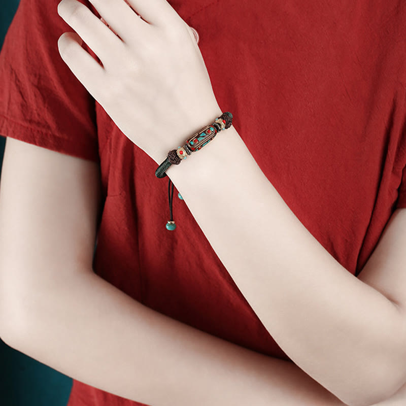 Armband Türkis Om Mani Padme Hum Stärke Handgelenk getragen rot Hemd