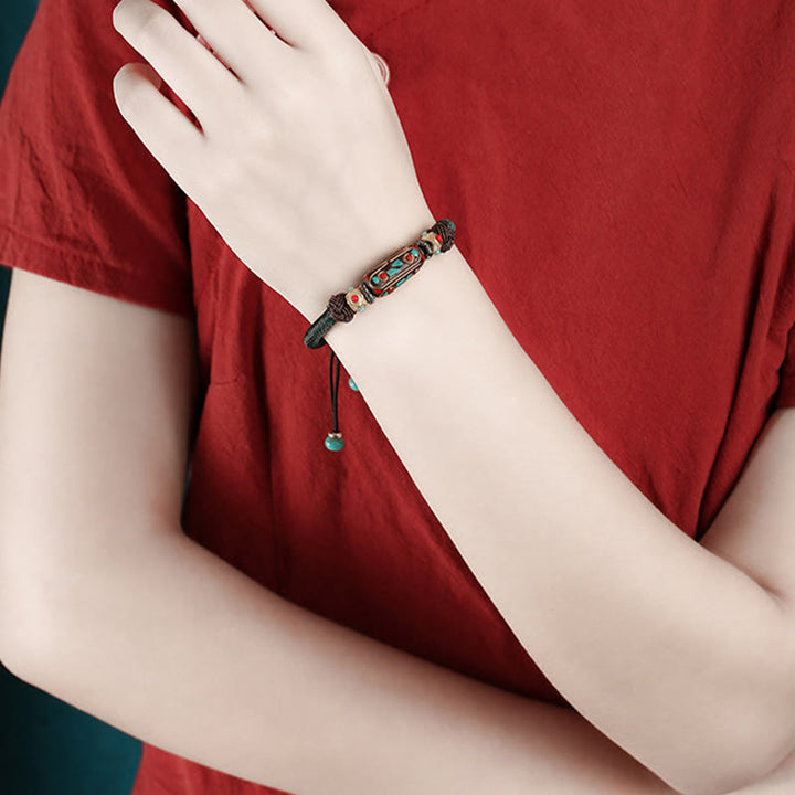 Armband Türkis Om Mani Padme Hum Stärke Handgelenk getragen rot Hemd