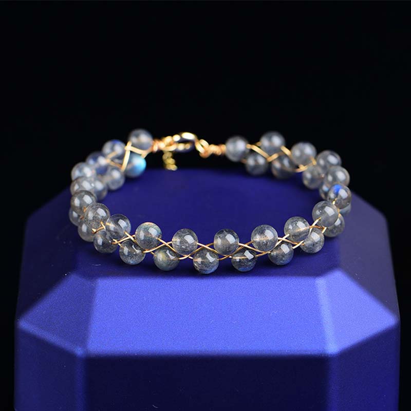 Mondstein Armband auf blauem Ständer, transparente Perlen, goldene Verschlüsse, Liebe & Segen