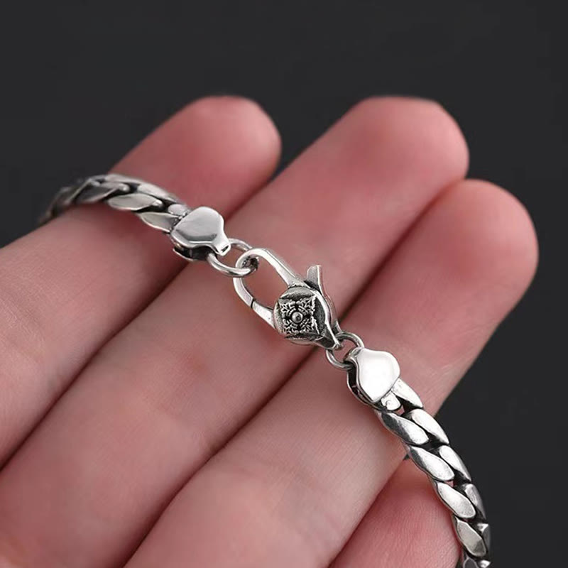 Silbernes Armband Kupfer – Stärke Energie mit Kettengliedern Hand getragen.
