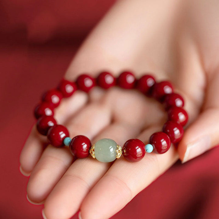 Armband Grüner Aventurin Zinnober rotes Perlenarmband Handgelenk getragen