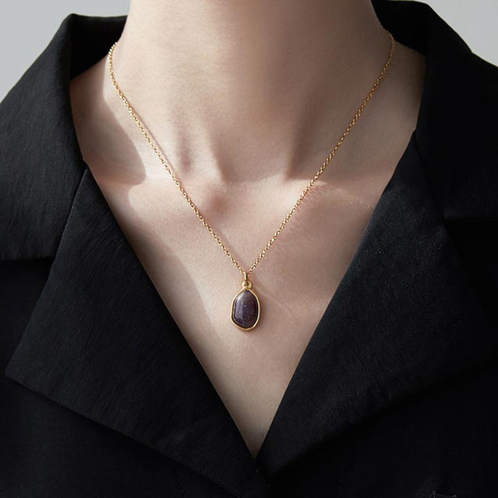 Kette Aventurin Amethyst Rosenquarz – Segen – Bild 9 – Amethyst Kette am Hals getragen lila Naturstein Anhänger Gold