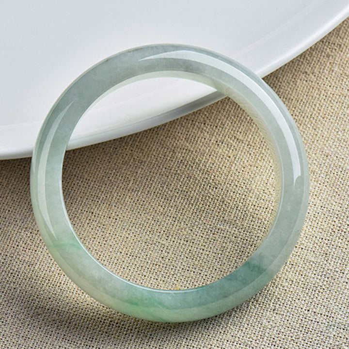 Jade Armband in Mintgrün auf Leinenstoff, polierte Oberfläche, Naturstein