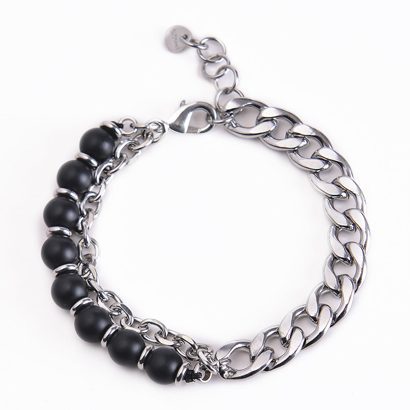 Silbernes Armband mit schwarzen Perlen und Kettenglieder elegant.