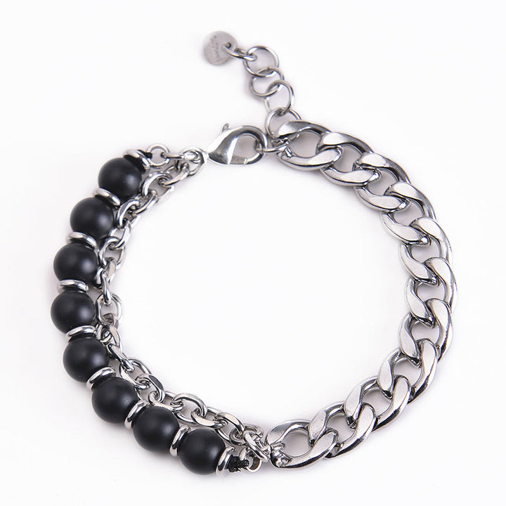 Silbernes Armband mit schwarzen Perlen und Kettenglieder elegant.
