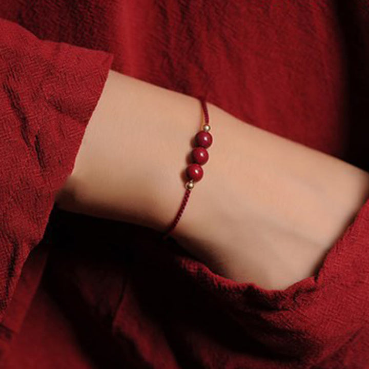 Armband Zinnober – Segen & Segen am Handgelenk rote Perlen elegant