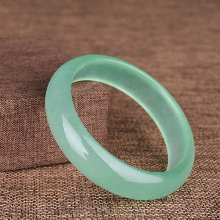 Grünes Jade Armband glänzend poliert elegantes Schmuckstück Naturstein