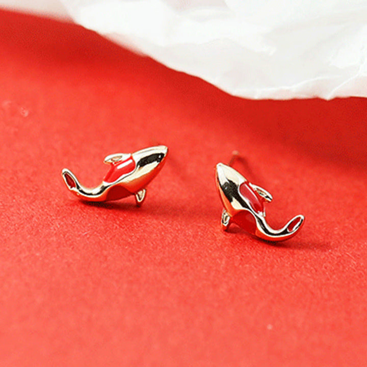 Kupfer Koi Fisch Ohrringe rot weißer Hintergrund glänzend elegant.
