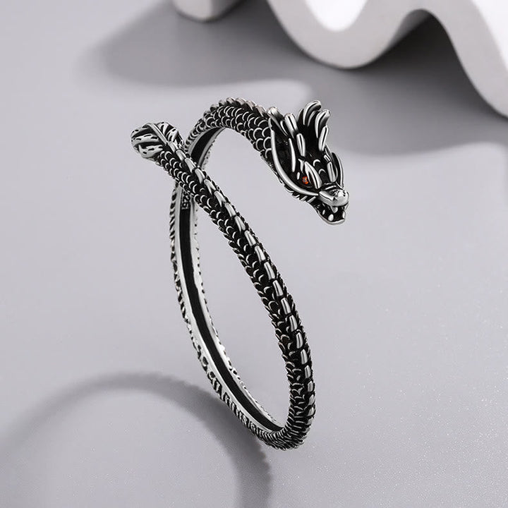 Silbernes Drachen-Armband mit detailliertem Kopf und Schuppen-Design.
