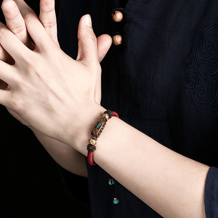 Rotes Armband Türkis Om Mani Padme Hum Stärke Handgelenk getragen