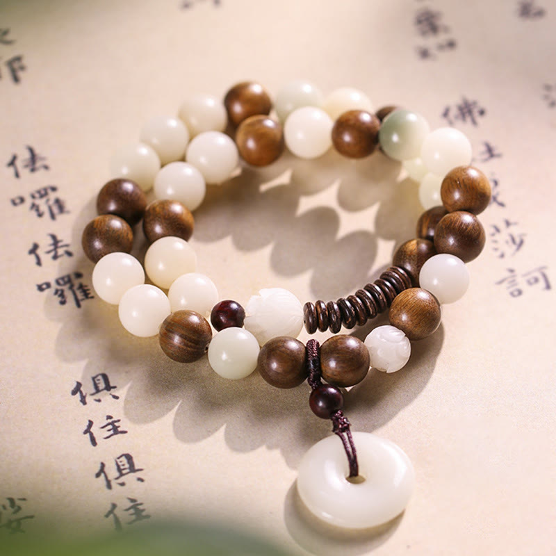 Armband Sandelholz Bodhi Lotus – Frieden & Harmonie elastisch getragen