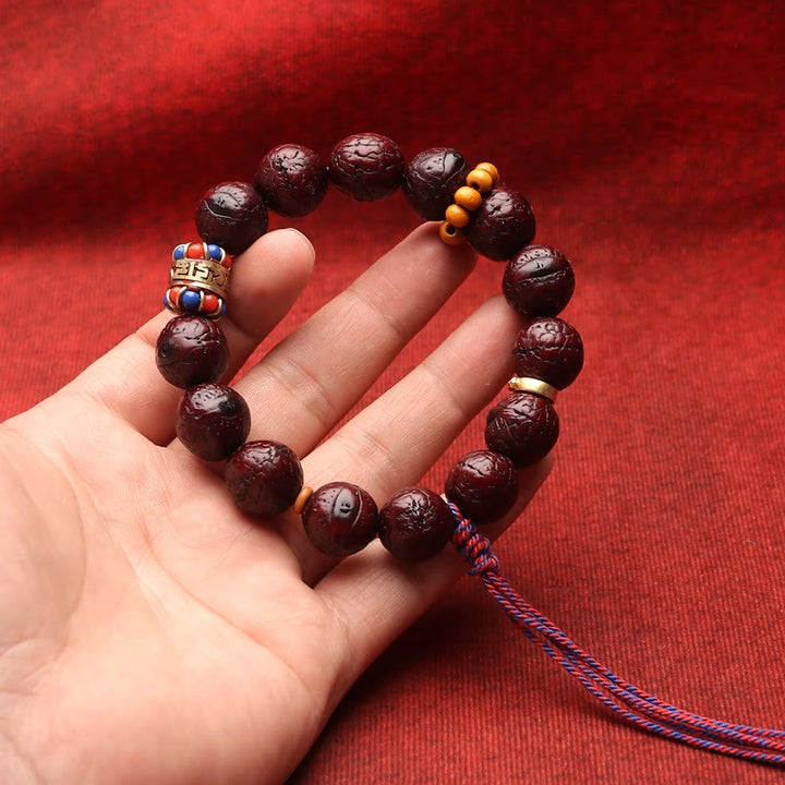 Bodhi Armband mit dunklen Perlen und farbigen Akzenten am Handgelenk.