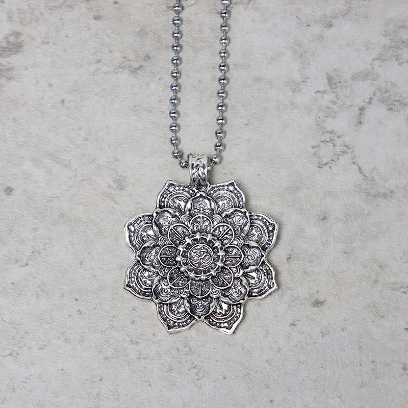 Kette Stein Lotus – Bild 8 – Silberne Kette mit detailliertem Lotus Mandala Anhänger Stein