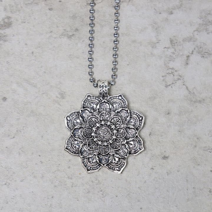 Kette Stein Lotus – Bild 8 – Silberne Kette mit detailliertem Lotus Mandala Anhänger Stein