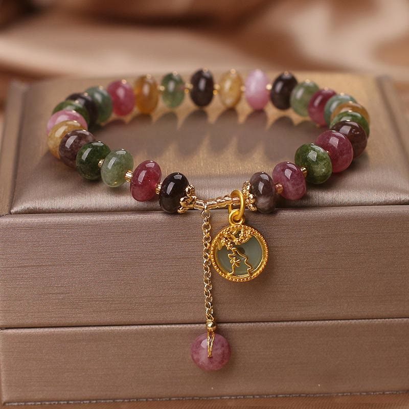 Buntes Turmalin Armband mit Blume Hase Anhänger elegant präsentiert