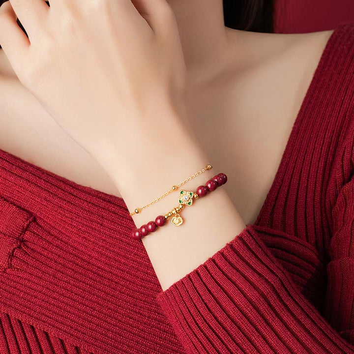 Armband 925 Silber Zinnober Kleeblatt am Handgelenk getragen elegant.