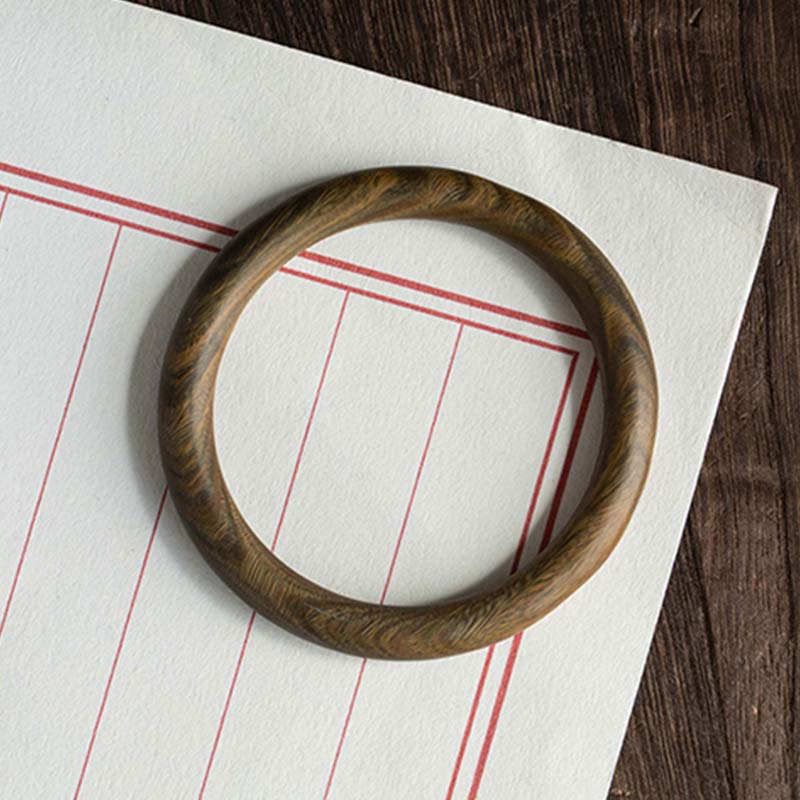 Sandelholz Ebenholz Armband Flatlays auf Notizbuch brauner Naturstein